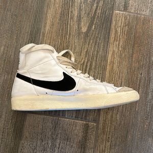 Women’s Black & white Nike blazers. Size 8.5